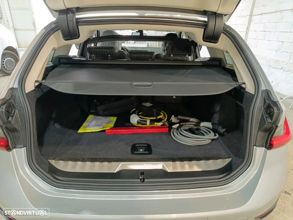 BMW 330 e Touring Auto - 11