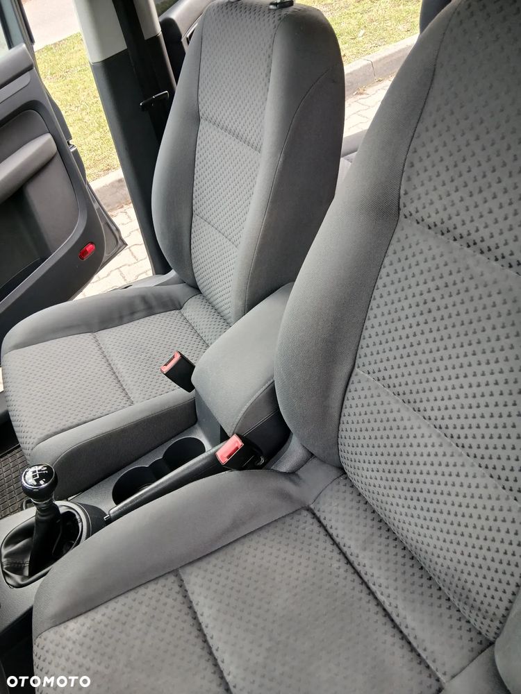 Volkswagen Touran 1.6 Conceptline - 29