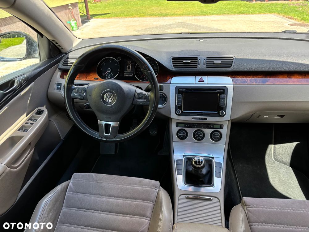 Volkswagen Passat 2.0 TDI DPF Highline - 24