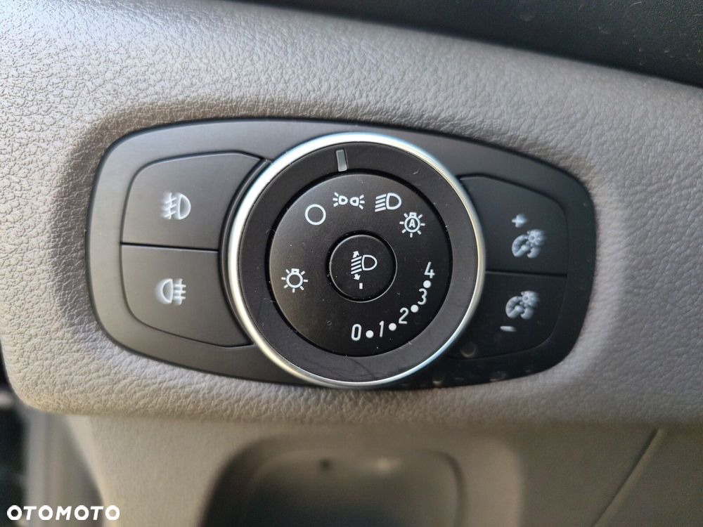 Ford Tourneo Custom - 24