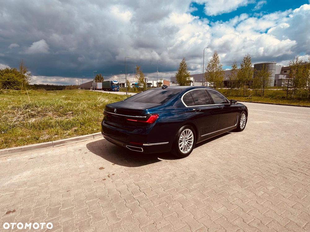 BMW Seria 7 730d xDrive mHEV - 15