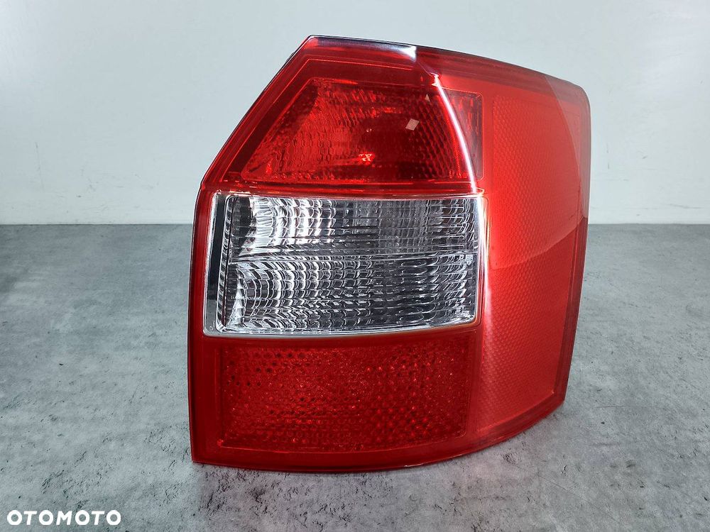 LAMPA TYLNA PRAWA AUDI A4 B6 11-A353B TYC KOMBI - 1