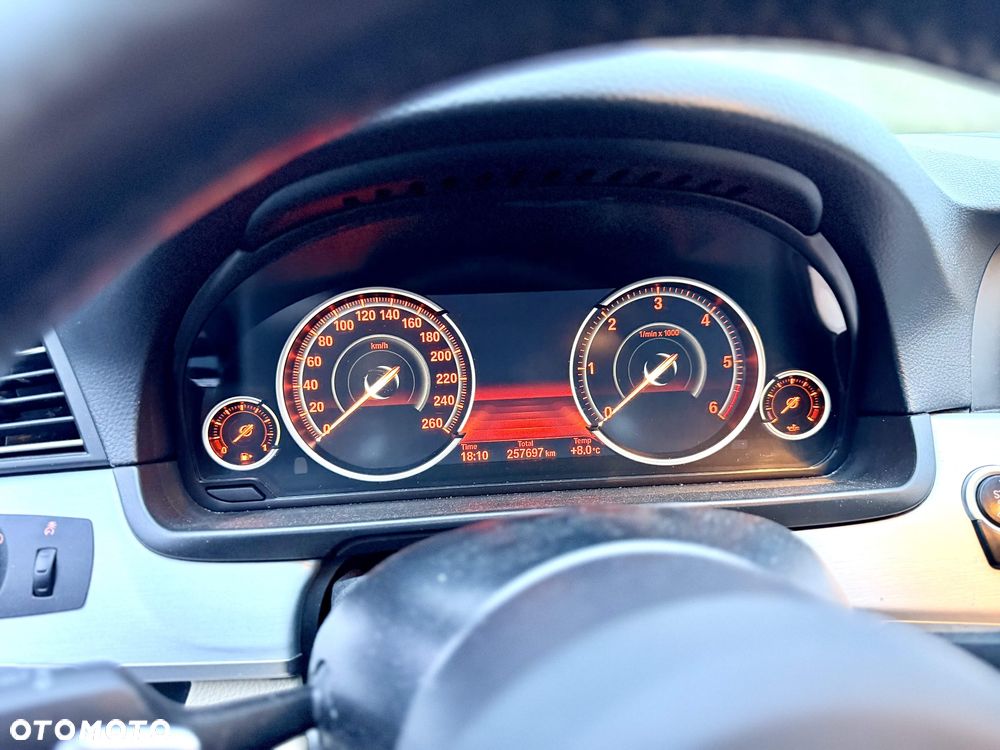 BMW Seria 5 525d xDrive - 15