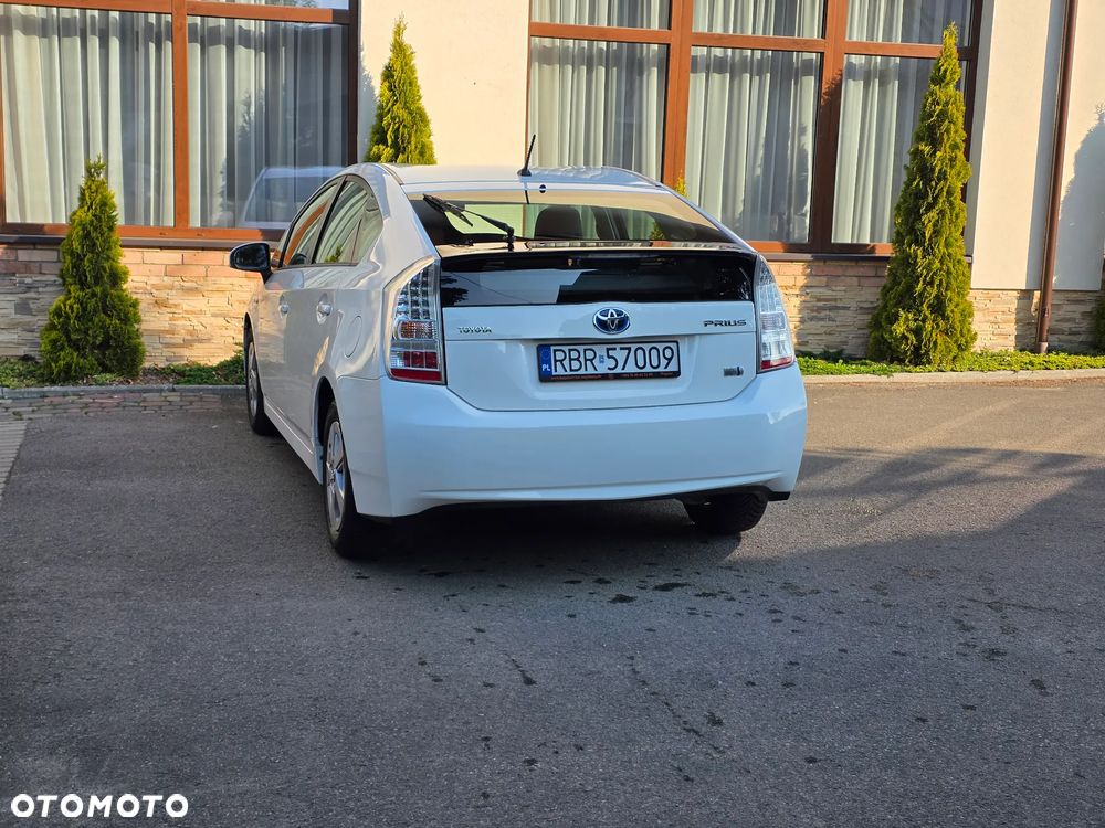 Toyota Prius (Hybrid) - 11