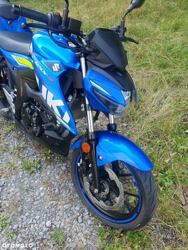 Suzuki GSX - 16