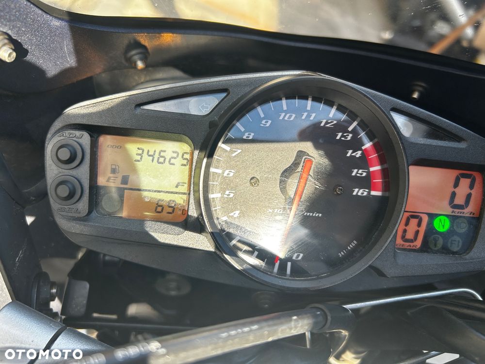 Suzuki GSR - 10