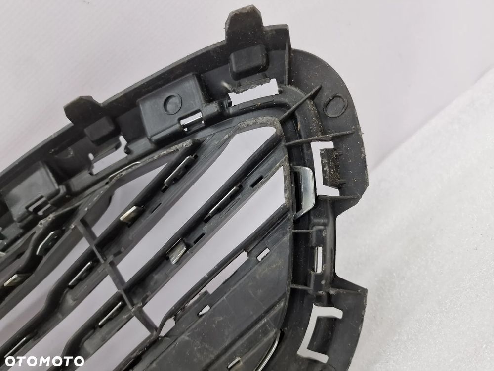 FORD FIESTA MK8 17- ATRAPA / GRILL / KRATKA ŚRODKOWA ZDEZRAKA PRZEDNIEGO PRZÓD , NR H1BB-8200-B , NR AUKCJI KR240 - 14