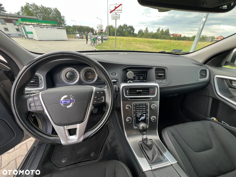 Volvo V60 D3 R-Design - 12