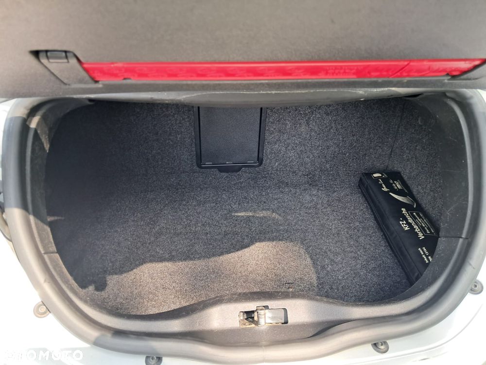 Volkswagen New Beetle - 9