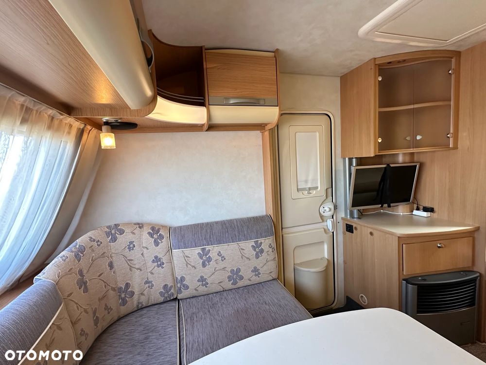 Adria ADORA 542 UT z napędem, nową markizą i dużą łazienką. - 15