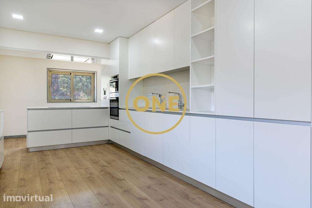 Moradia T4 distribuída por 3 pisos, com áreas amplas e excelente priva - Grande imagem: 4/14