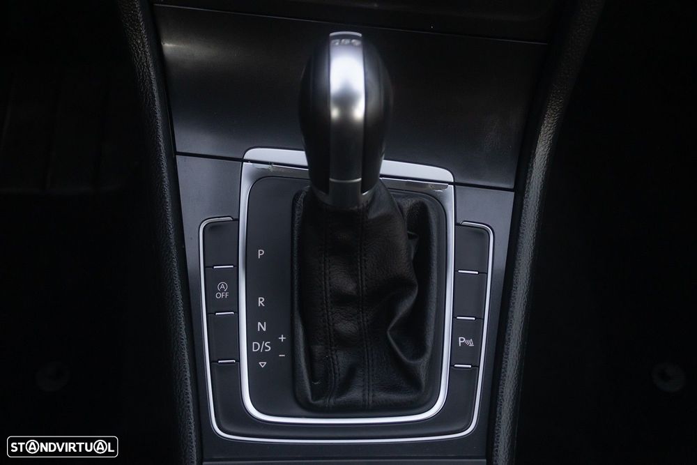 VW Golf 1.6 TDI Highline DSG - 14