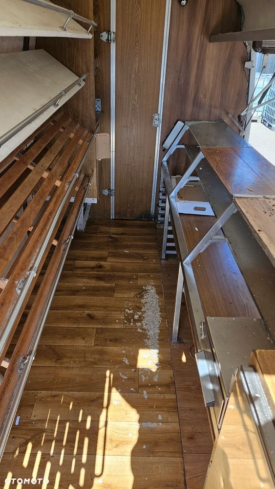 Mercedes-Benz 208 - 7