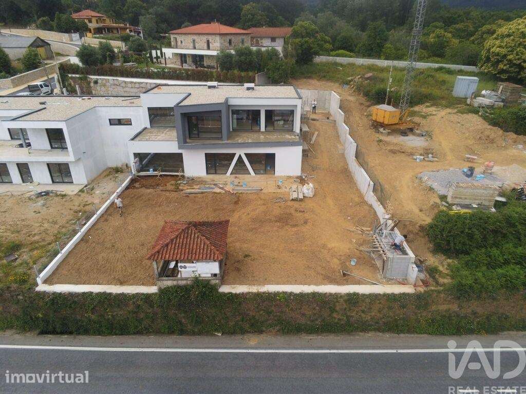Casa / Villa T4 em Rebordões (Souto) de 272,00 m2 - Grande imagem: 2/9