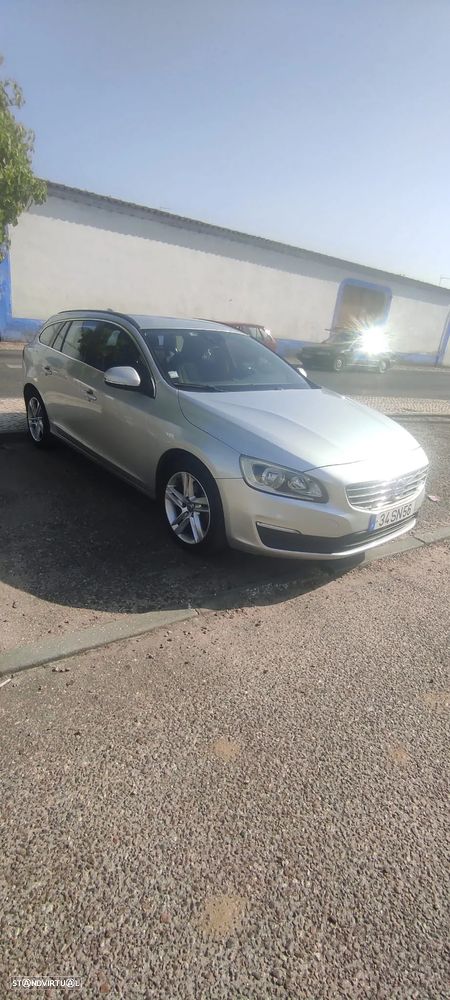 Volvo V60 2.0 D4 Momentum Geartronic - 1