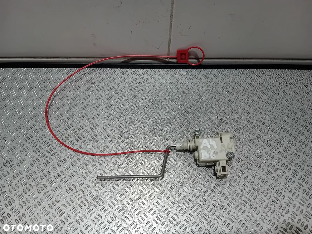 siłownik klapki wlewu paliwa Audi A4 B6 B7 8E0862153 - 1