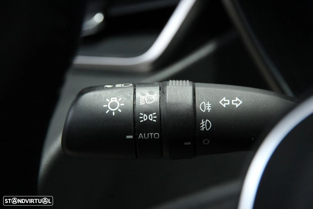 Toyota Corolla 2.0 Hybrid Square Collection - 19