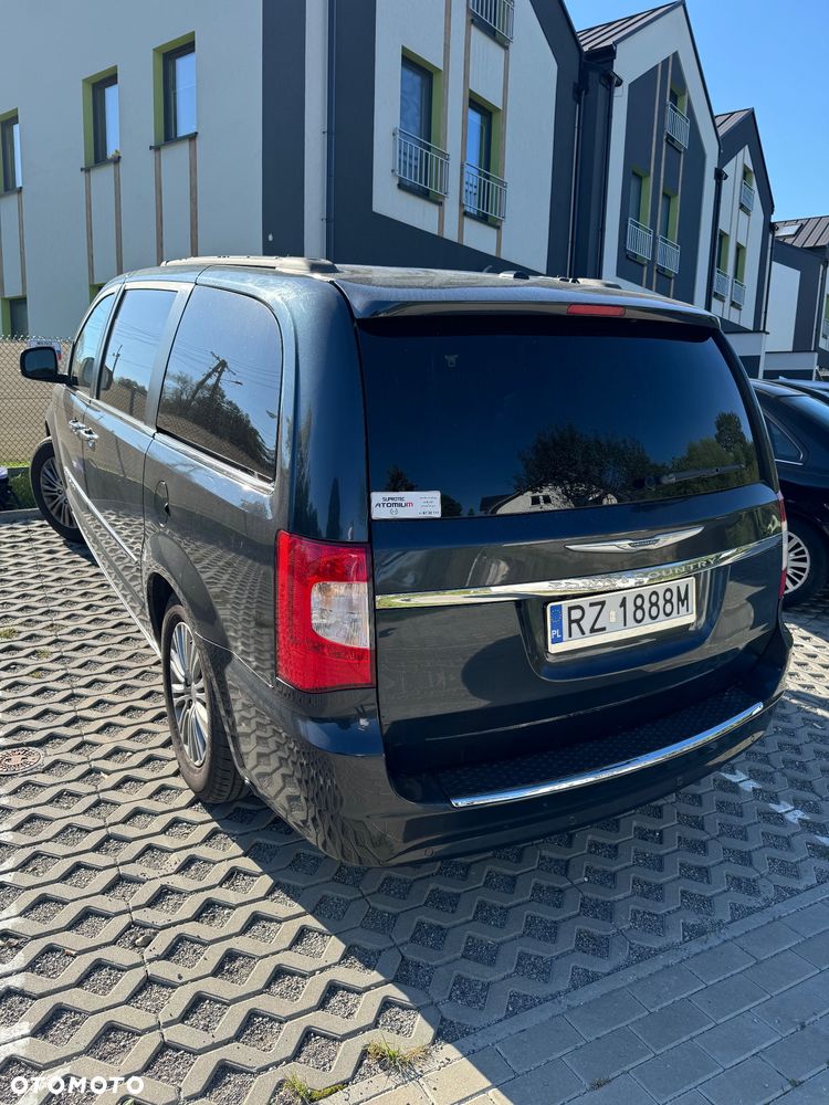 Chrysler Town & Country - 5