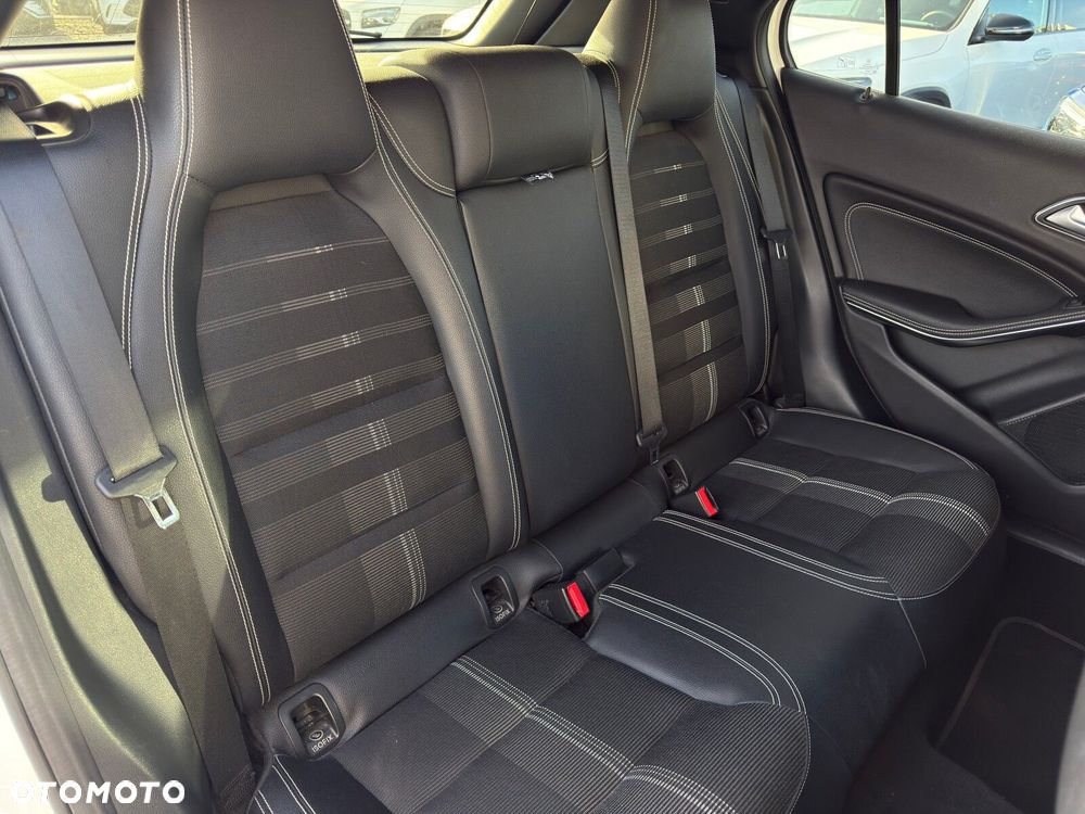 Mercedes-Benz GLA 200 7G-DCT Urban - 23