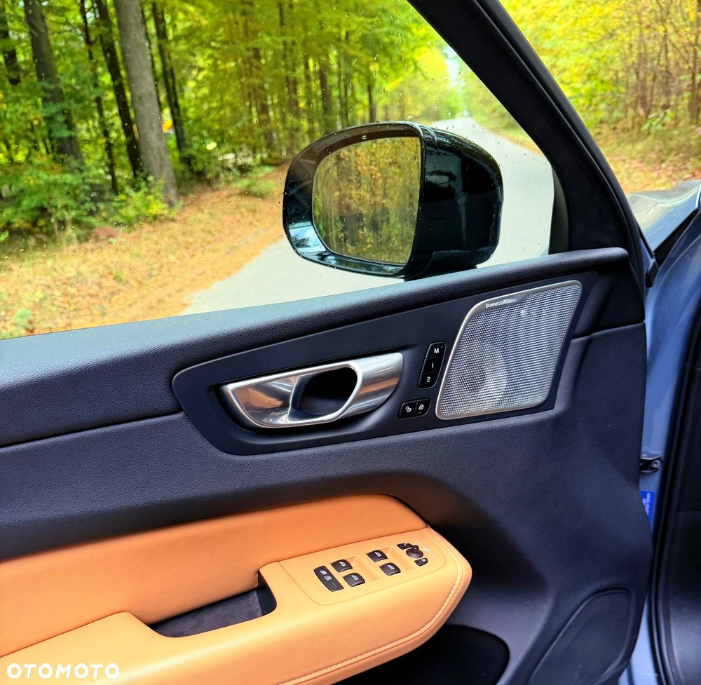 Volvo XC 60 B5 B AWD Ultimate Dark - 19