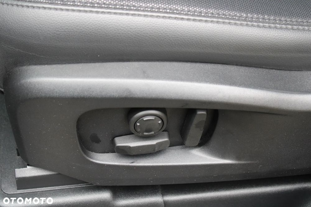 Land Rover Defender - 22