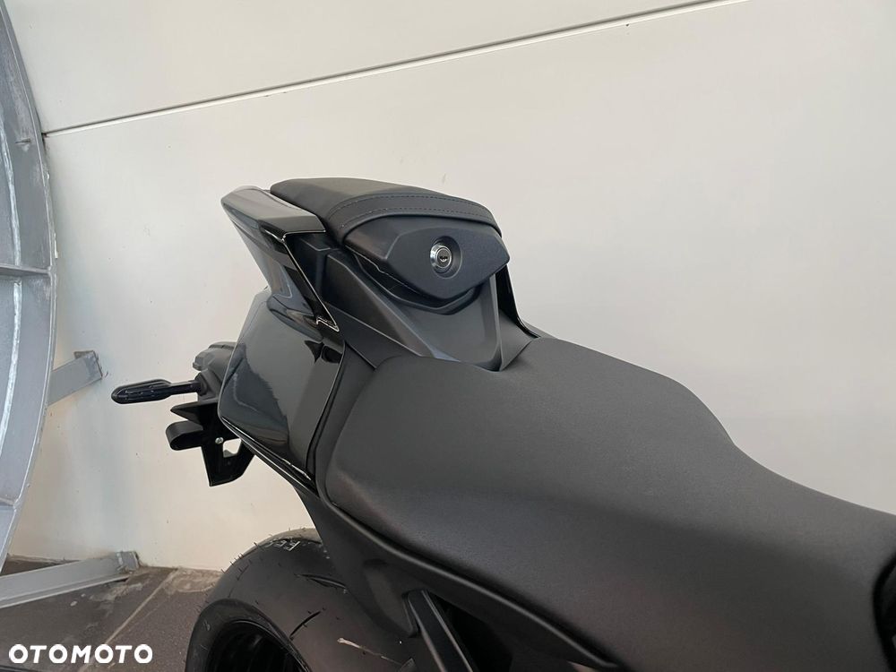 Yamaha R9 - 22