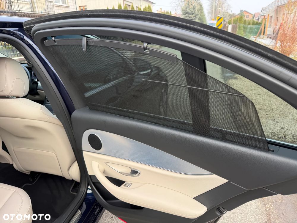 Mercedes-Benz Klasa E 220 d 4-Matic 9G-TRONIC - 35