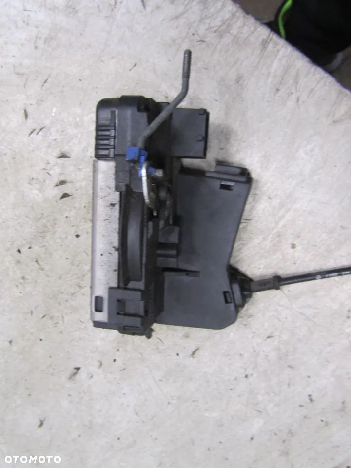 renault trafic-vivaro 06->2.5 dci zamek drzwi prawy przód eu - 4