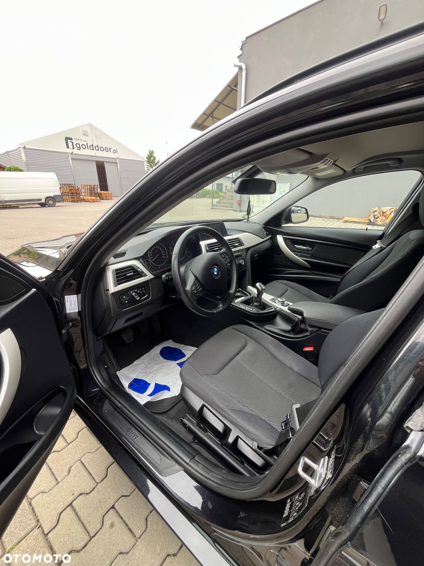 BMW Seria 3 318d Touring - 14