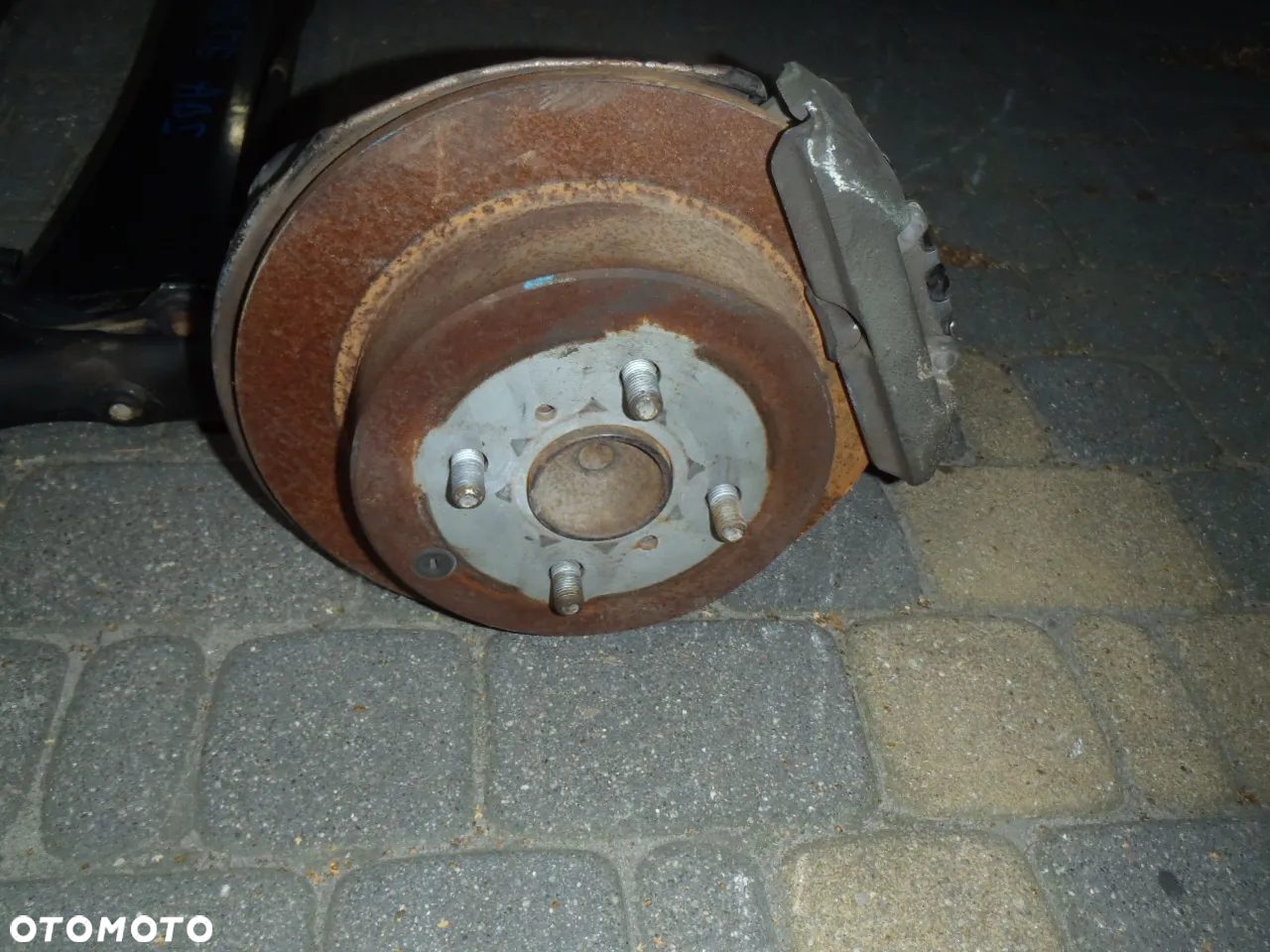 zacisk jarzmo tarcze klocki hamulcowe prowadnica czujnik abs piasta łozysko osłona błotna kotwiczna toyota yaris I 1 98-06r  jak nowe  oryginał - 5