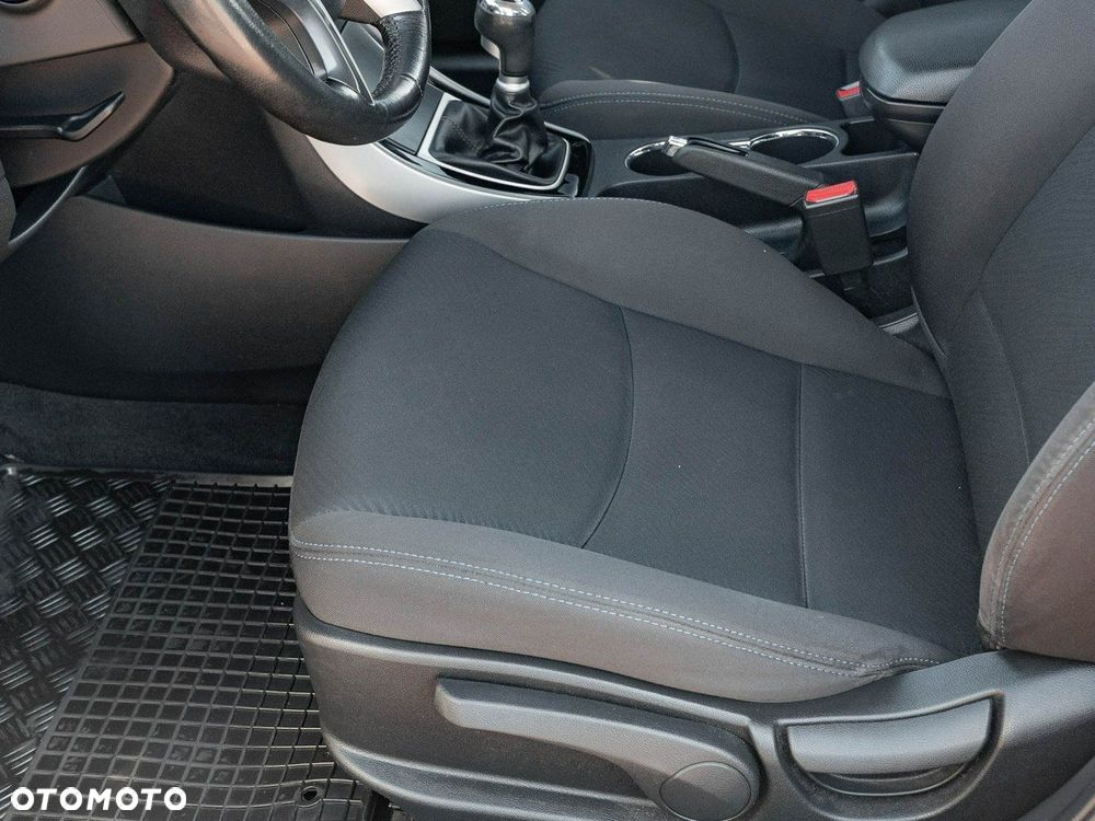 Hyundai Elantra 1.6 Classic + - 11