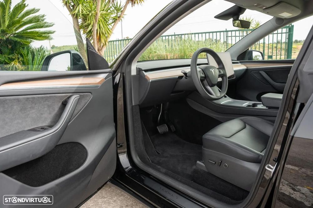 Tesla Model Y Long Range Dual Motor AWD - 16