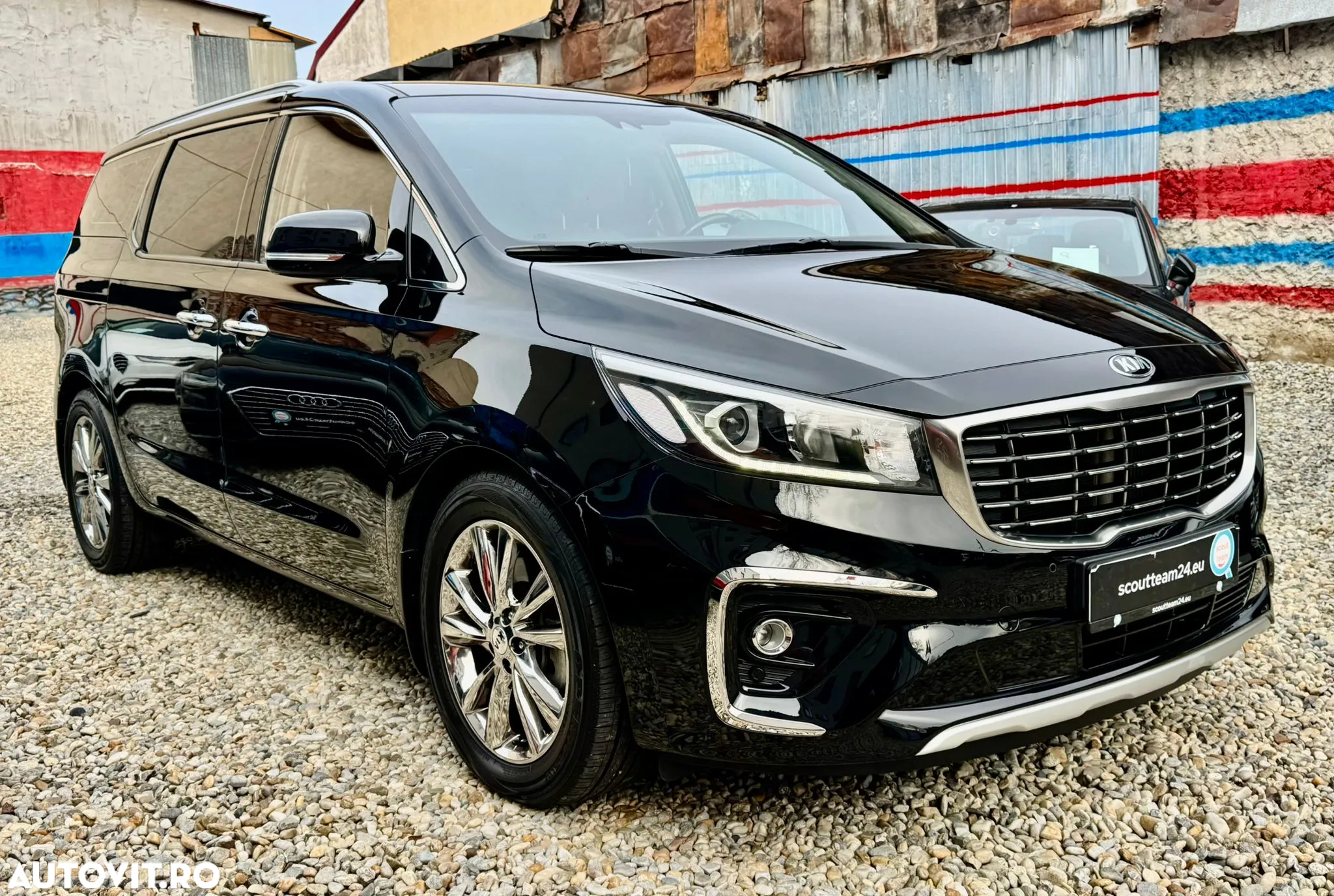 Kia Carnival - 2