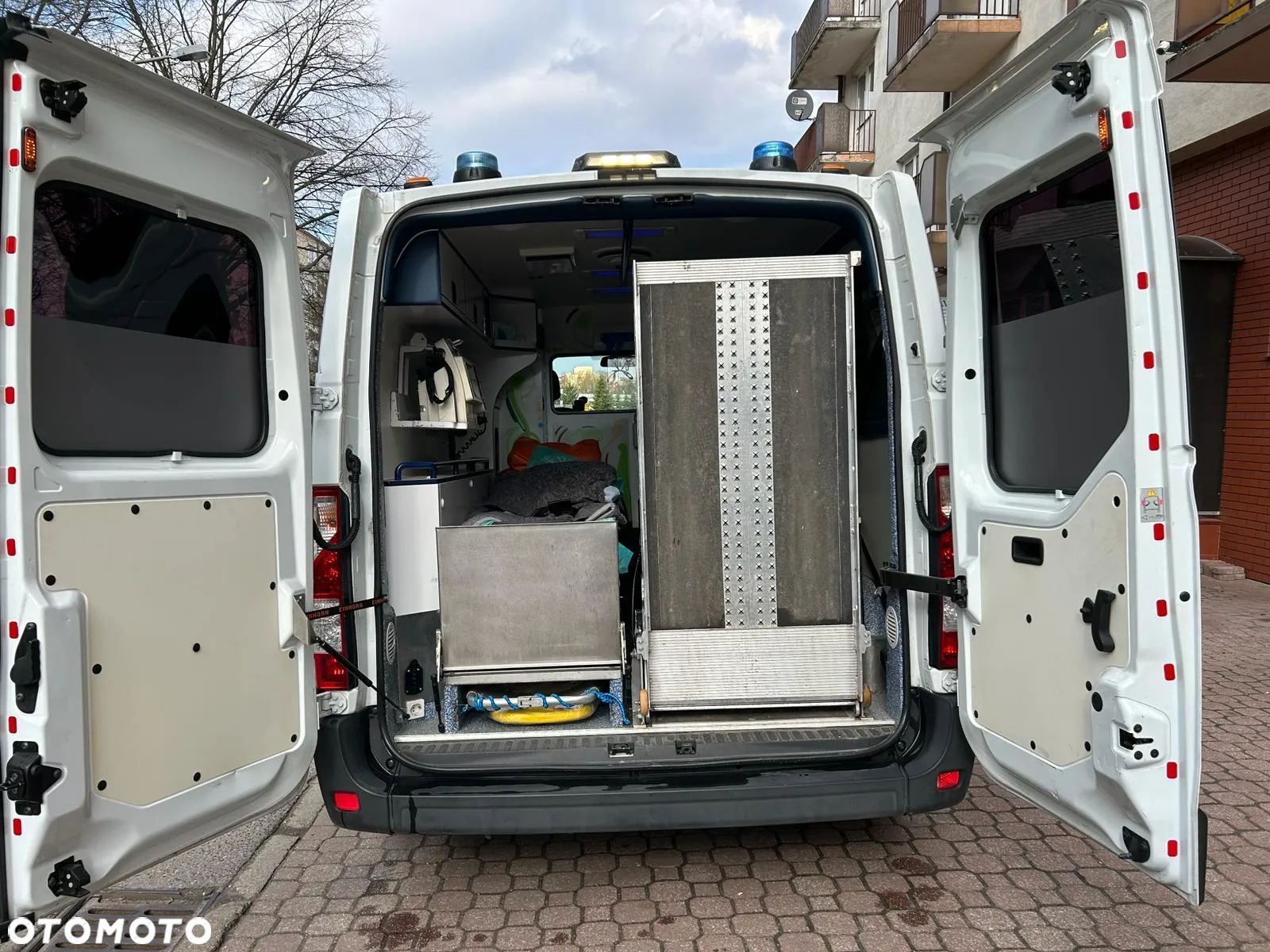 Renault Master Karetka Ambulans - 11