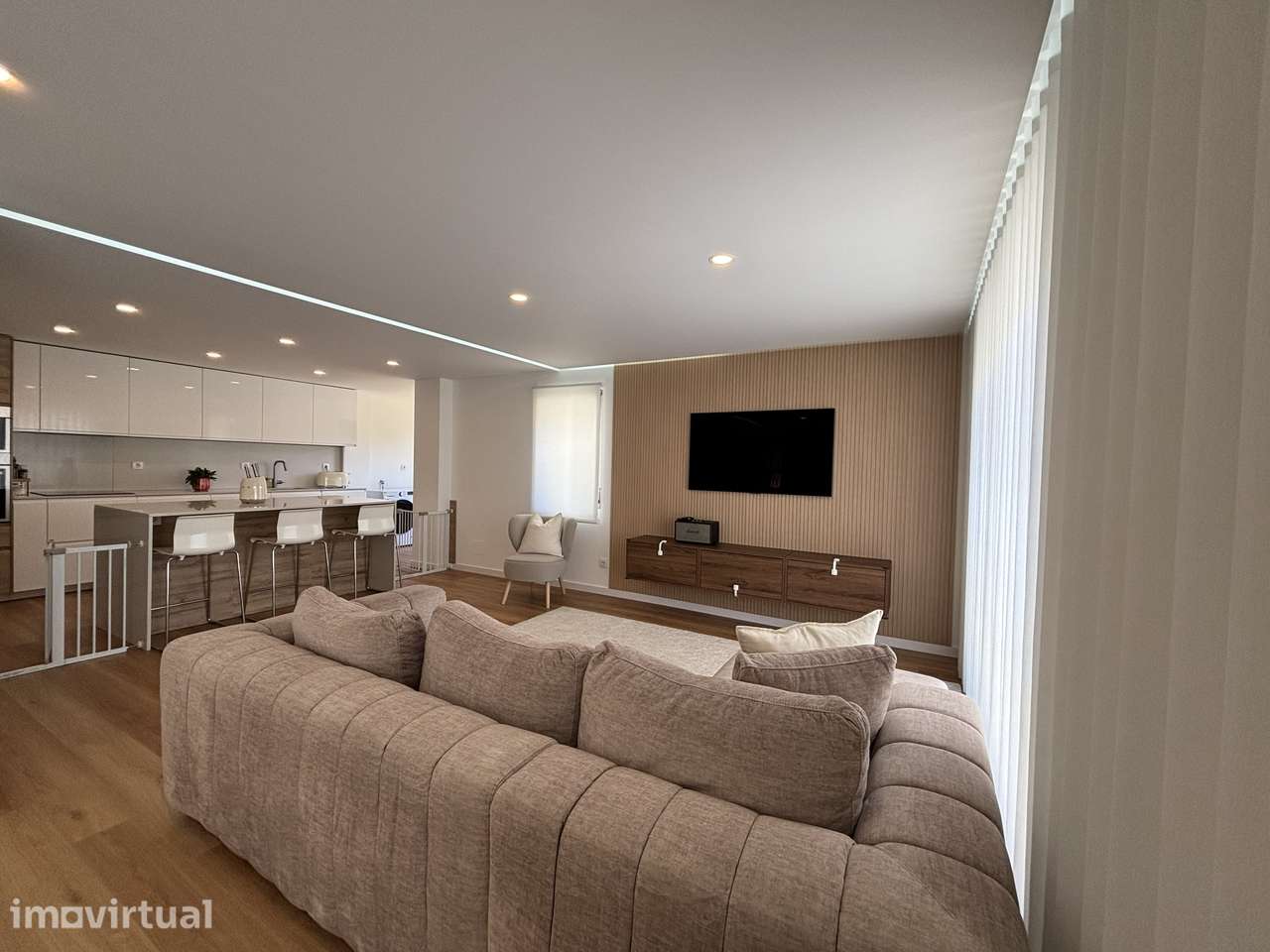T3 convertido em T2 com jardim privativo de 86 m² e garagem fechada - Grande imagem: 3/24