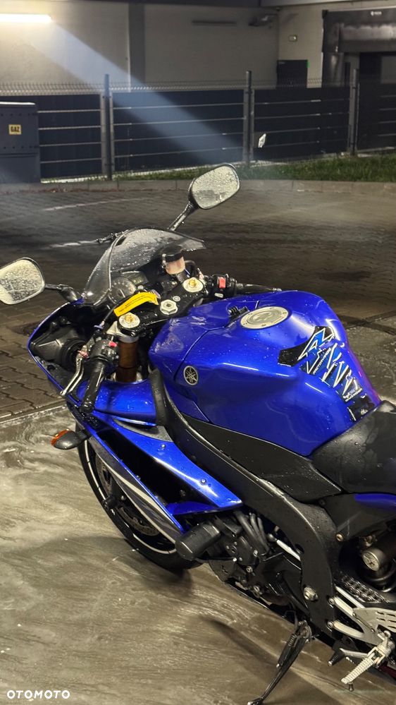 Yamaha R1 - 18