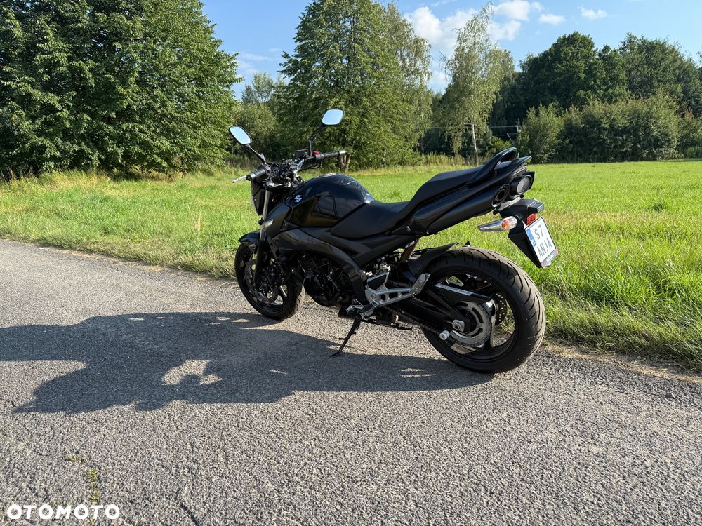 Suzuki GSR - 4