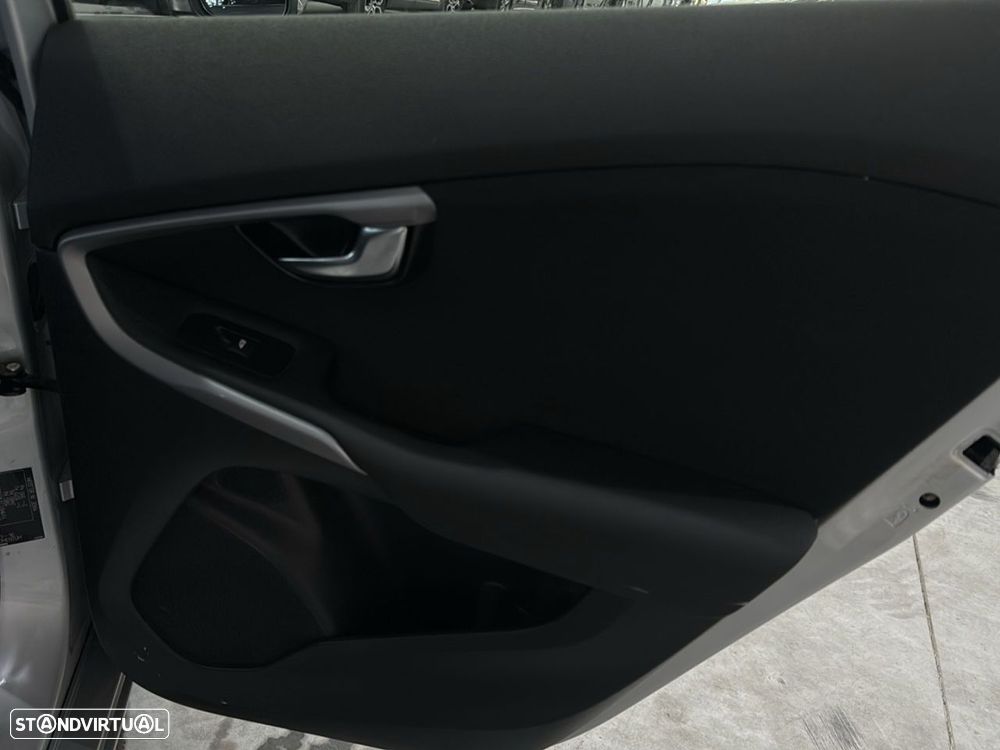 Volvo V40 2.0 D3 Momentum - 23