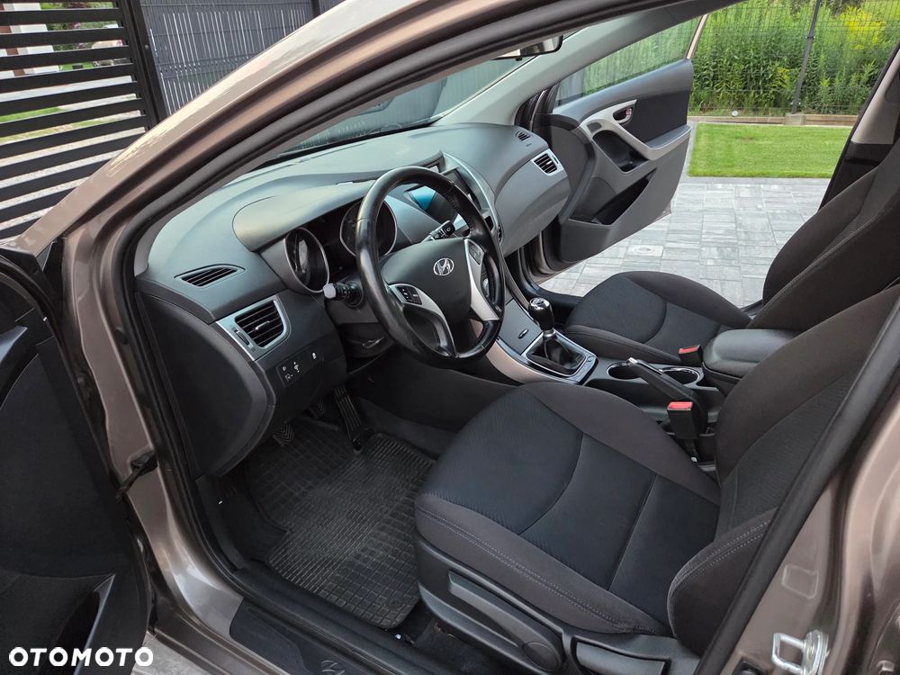 Hyundai Elantra 1.6 Comfort - 30