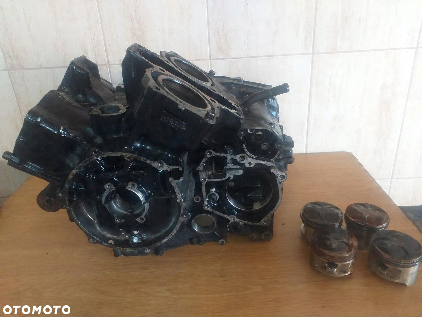 KARTERY BLOK SILNIKA TŁOKI HONDA MAGNA VF700 RC21E - 2