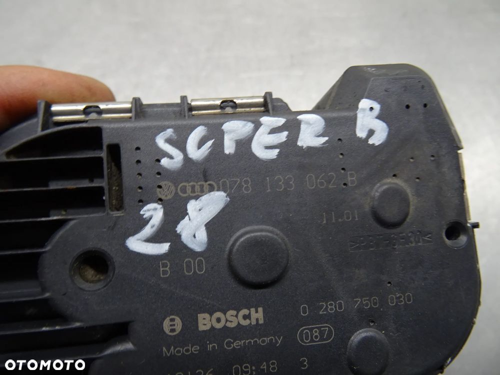 SUPERB / A6 C5 / PASSAT B5 PRZEPUSTNICA 078133062B - 4