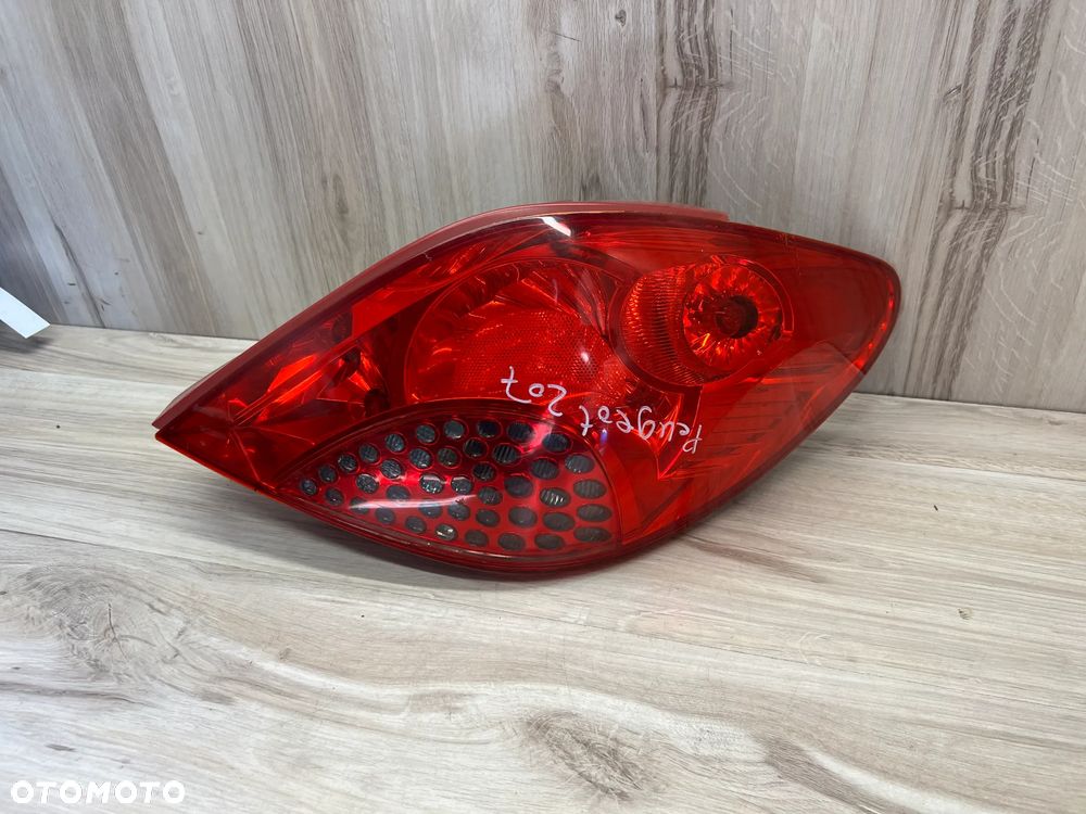 LAMPA TYLNA PRAWA PEUGEOT 207 HB - 2