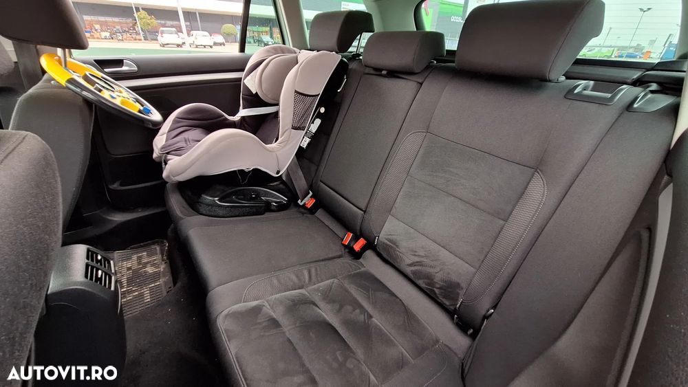 Volkswagen Golf 2.0 TDI DPF Highline - 29