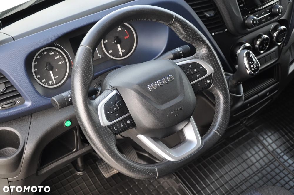 Iveco DAILY AUTOMAT CHŁODNIA MROŹNIA IZOTERMA CARRIER HI-MATIC NA BLIŹNIAKU KRAJOWE BEZWYPADKOWE ZASILANIE ZEWNETRZNE 230 V - 36