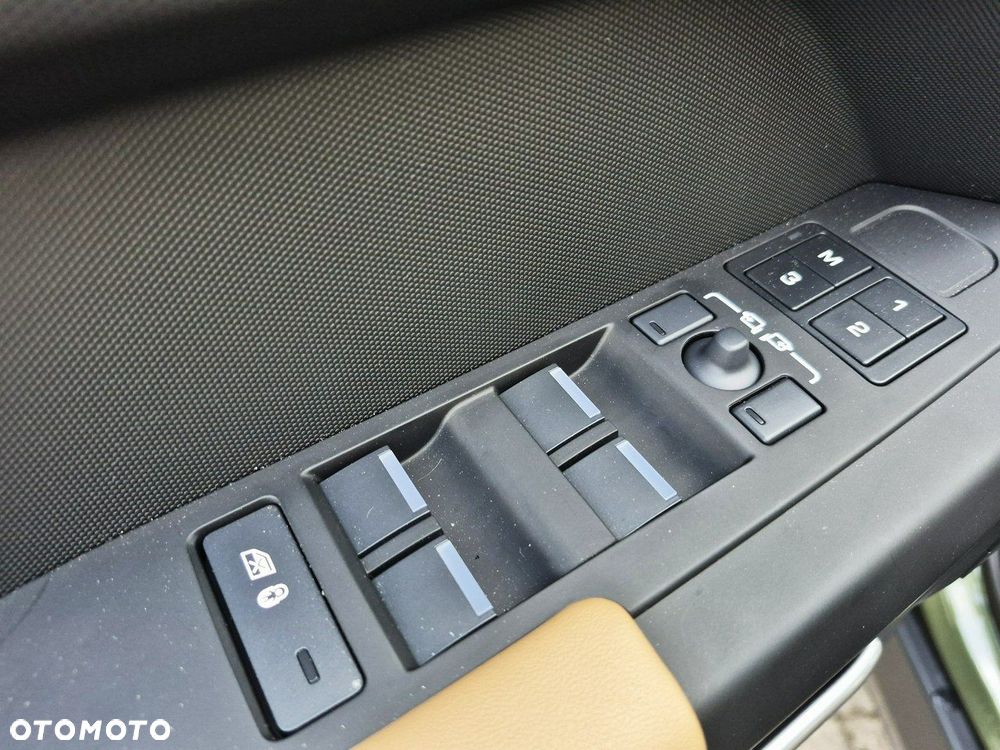 Land Rover Defender - 26