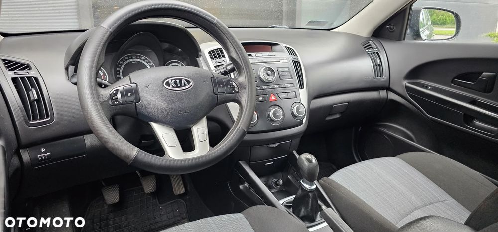 Kia Ceed 1.4 L - 6