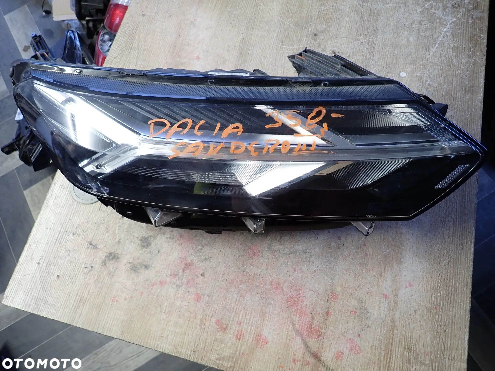 DACIA SANDERO III LAMPA PRAWY PRZÓD 260102586R - 1