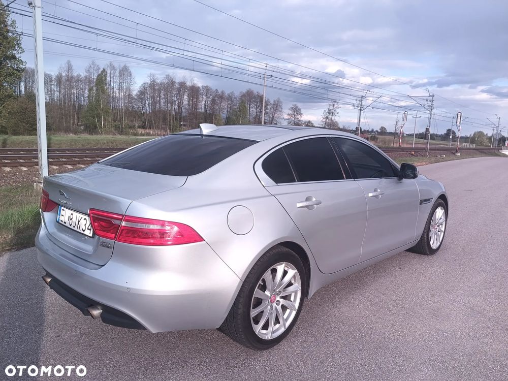 Jaguar XE 2.0 P300 AWD SE - 11