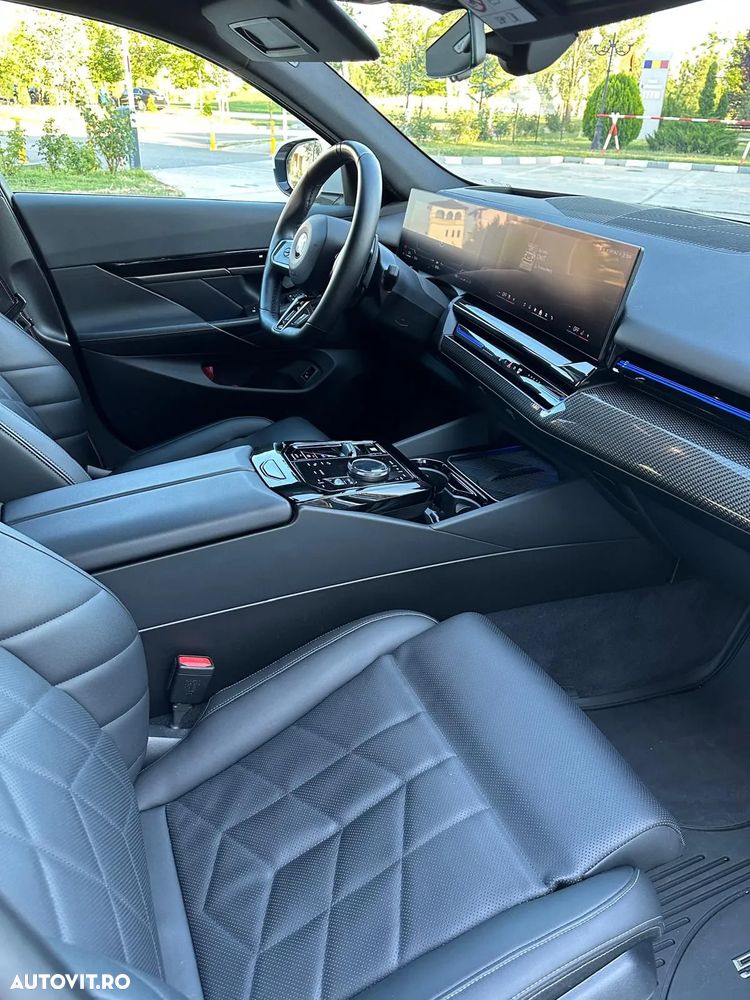 BMW Seria 5 520i AT MHEV - 32