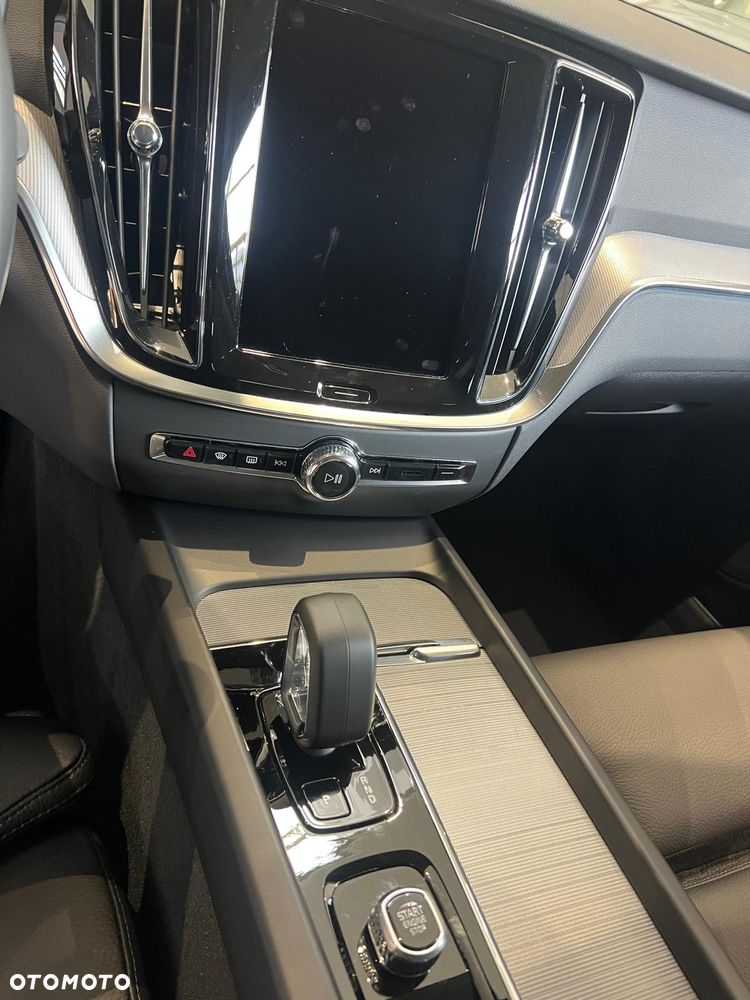 Volvo V60 B4 B DKG Plus Dark - 29